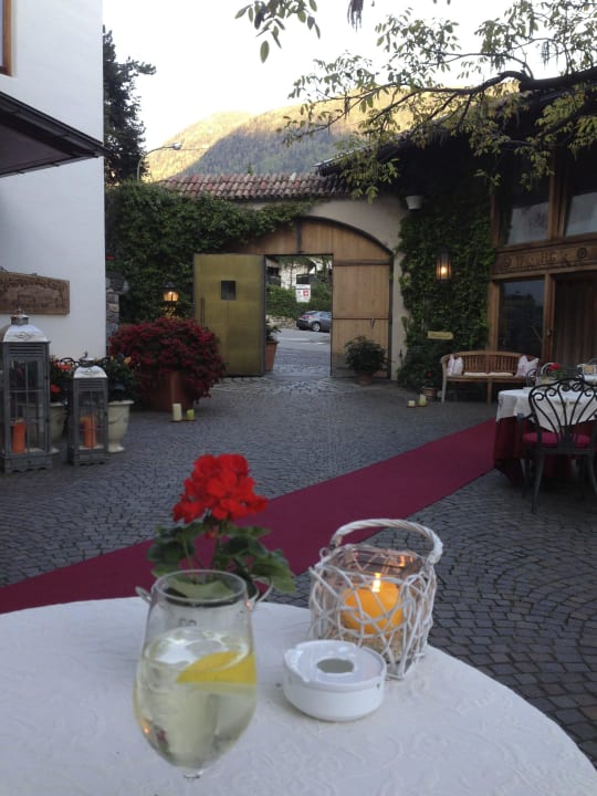 Roter Teppich zum Restaurant Hotel Ansitz Plantiz