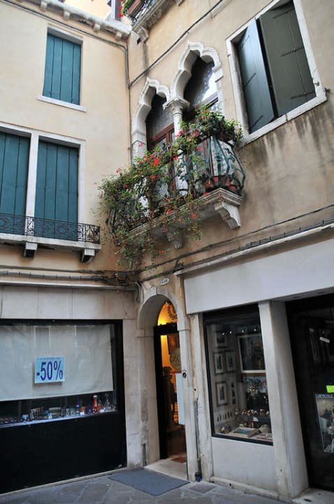 Der Eingang ist eher unauffällig Hotel Torino