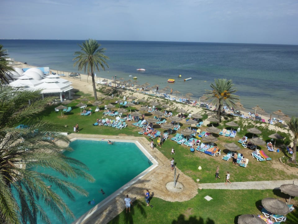 Strand Rchtg. Wassersport v. oben Monarque Club Rivage