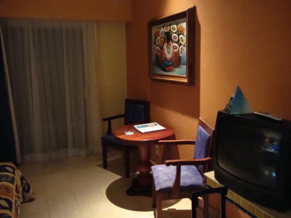 Sitzmöglichkeit mit ienem kleinem Tisch, sowie TV Viva Azteca by Wyndham - All Inclusive Resort