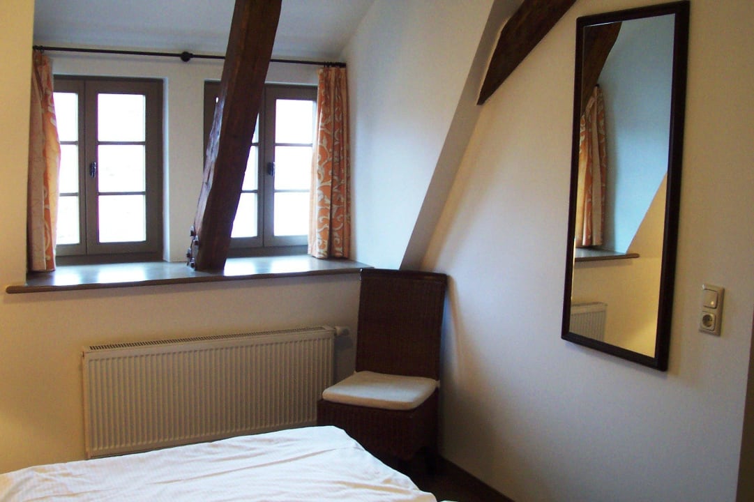 Blick zum Dachfenster Hotel Wyndham Garden Quedlinburg Stadtschloss