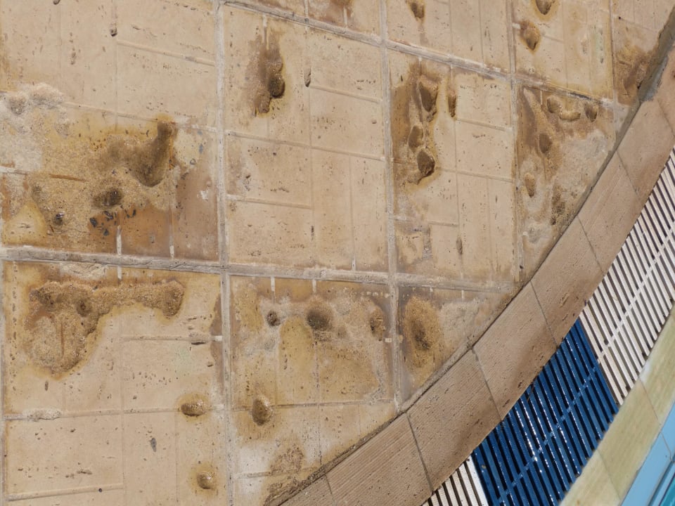 Beschädigte Poolfliesen Eri Beach & Village