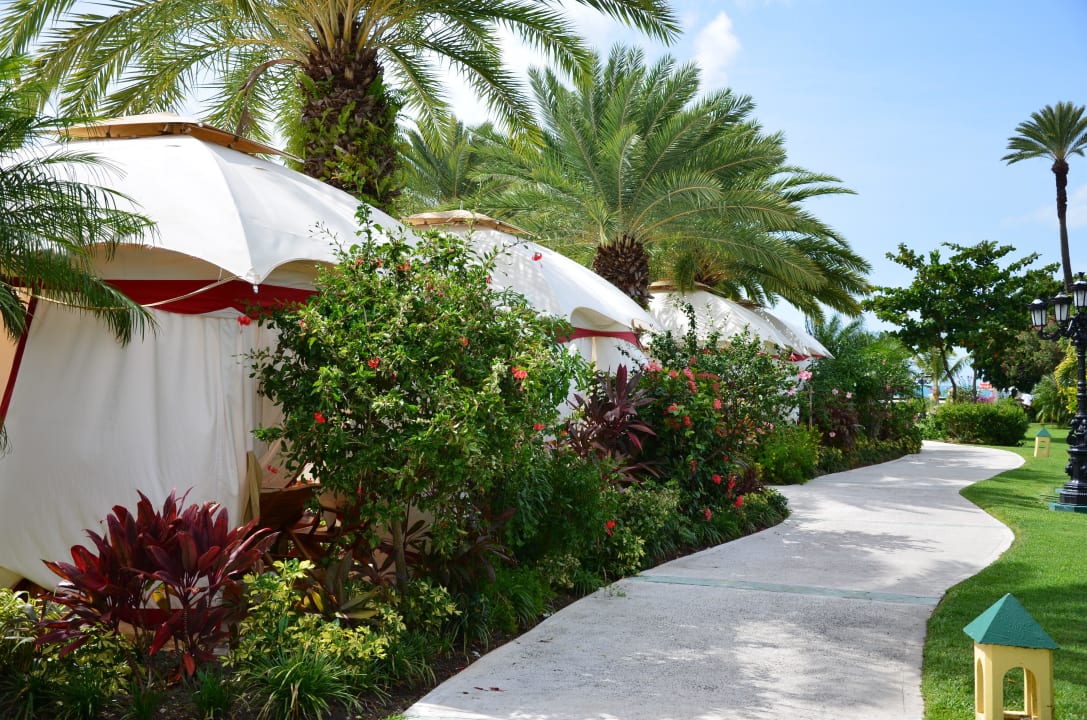 Gehweg am Pool entlang richtung Strand Sandals Grande Antigua