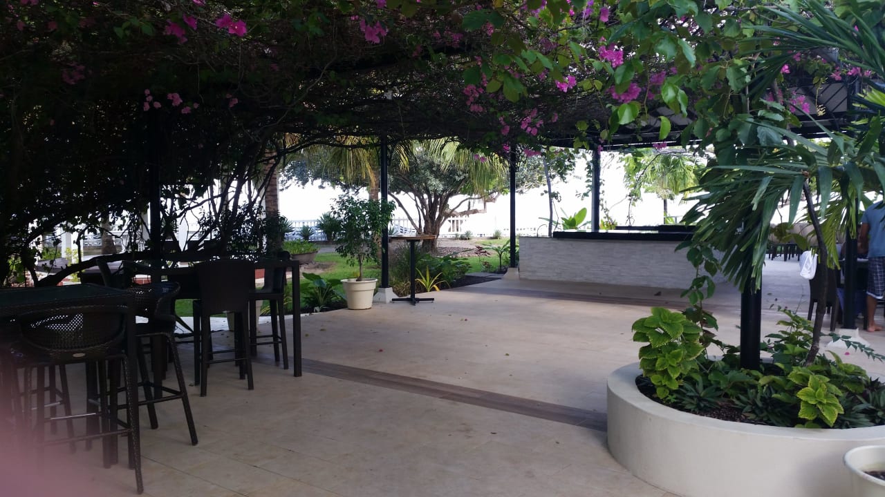 Vor dem Frühstücksrestaurant Radisson Grenada Beach Resort