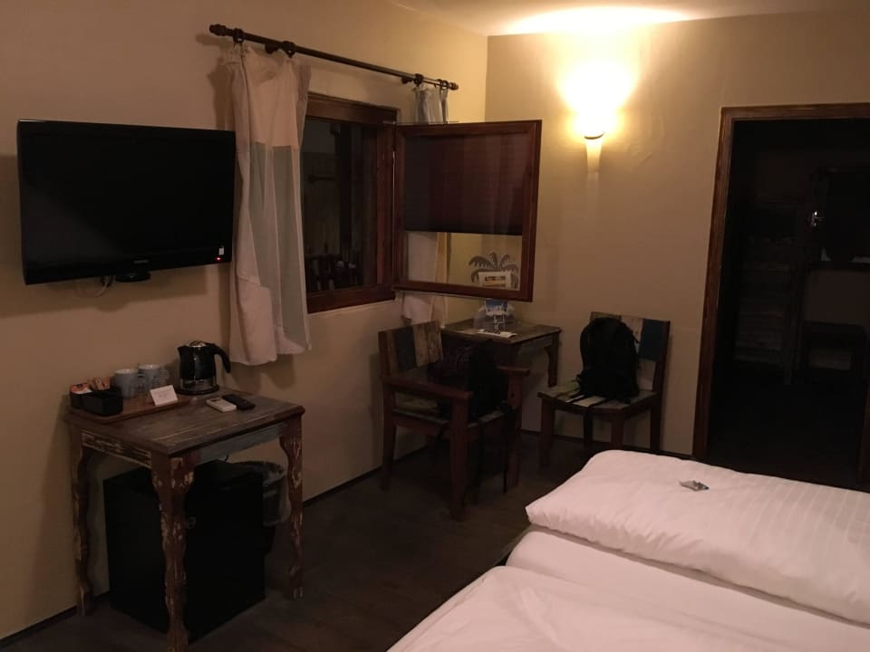 Großes Haupt-Schlafzimmer mit Doppelbett und TV Tropical Islands Resort