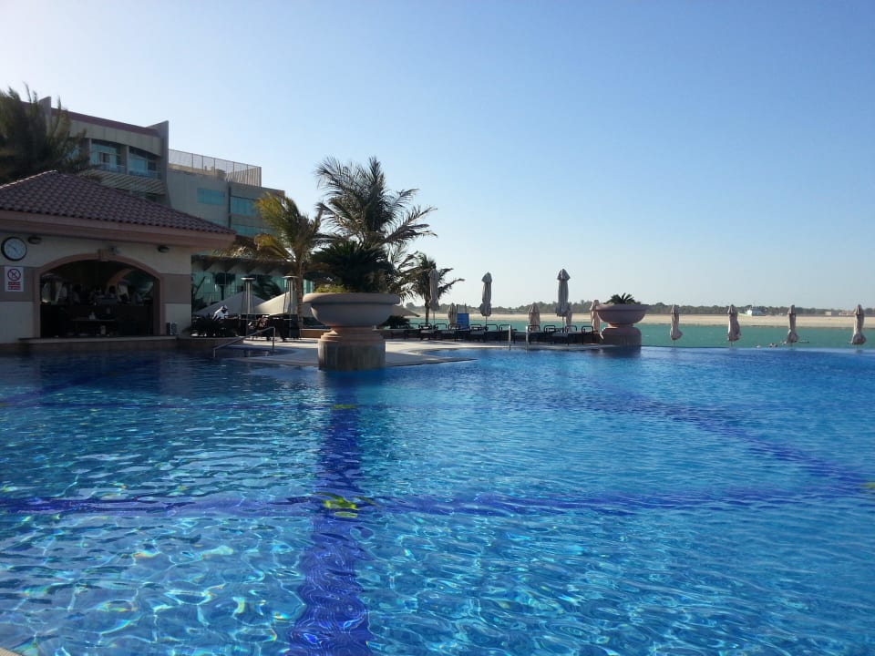 Blick über das Pool zum Meer Al Raha Beach Resort & Spa