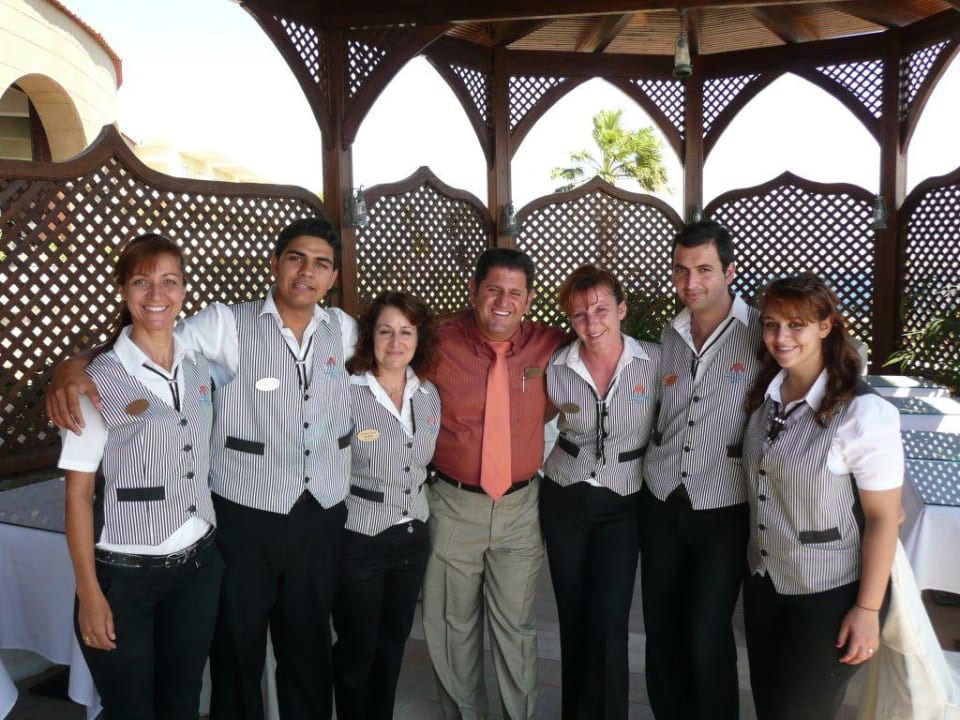 Restaurantchef Savas mit einem Teil seines Teams Hotel Kalithea Horizon Royal