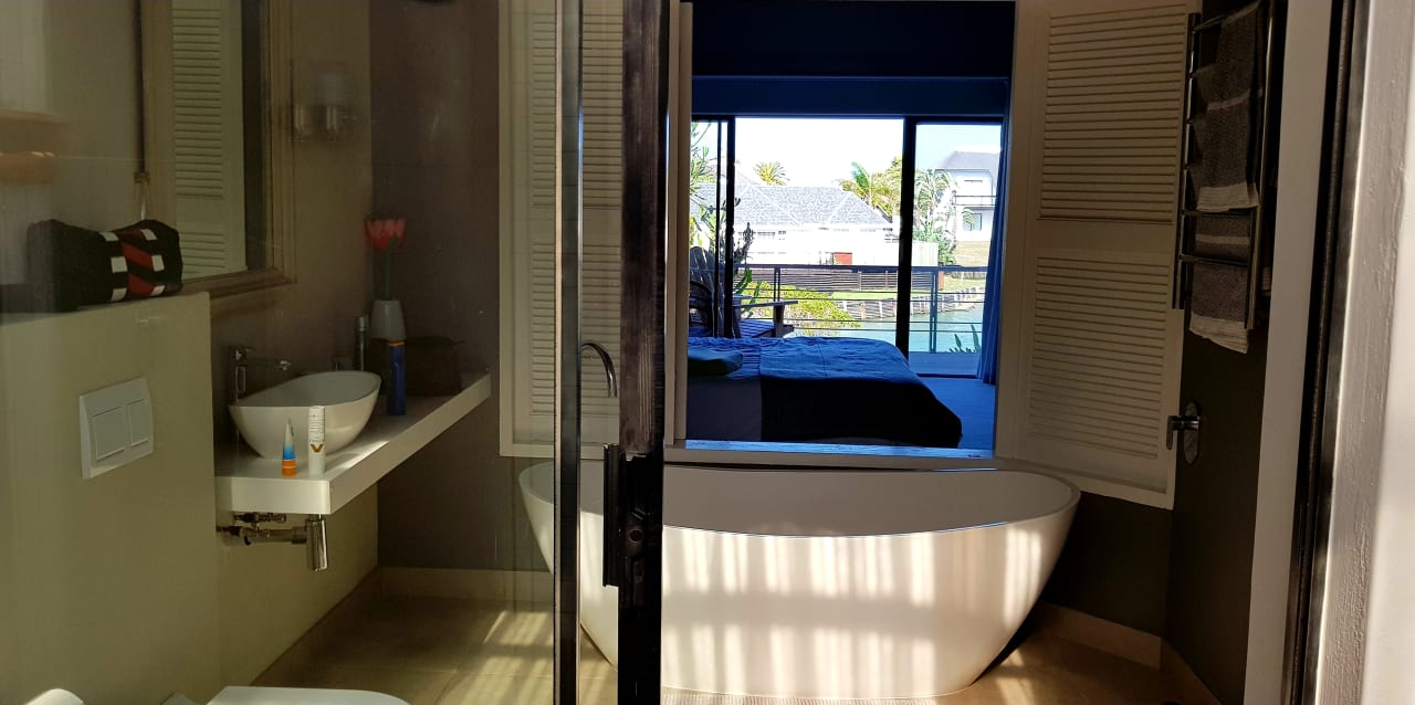 Zimmer Canal Guest House - Boutique B&B on the Water - Solar Power