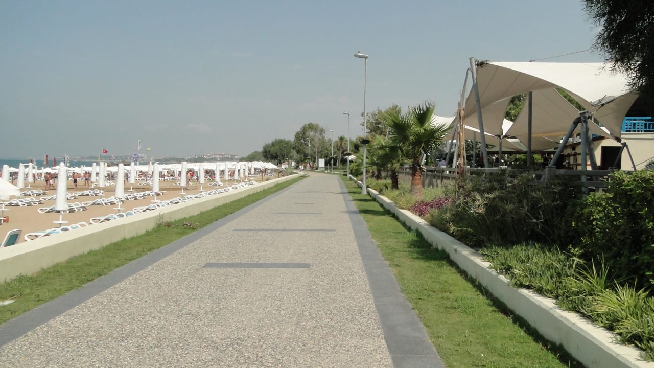 Deptak między hotelem, a plażą PALOMA Perissia