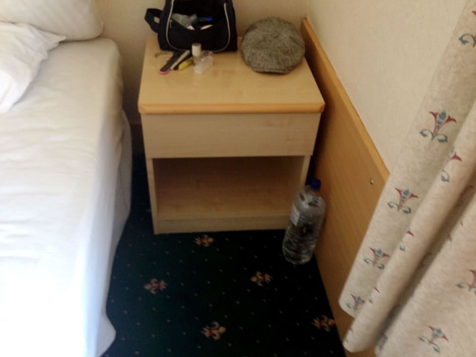 Die spartanische Einrichtung alá: Spanplatte grüßt Hotel Central Park