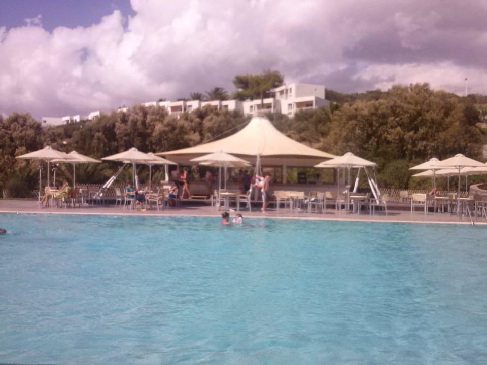 Der große Pool und Blick auf die Poolbar Atlantica Mikri Poli Crete