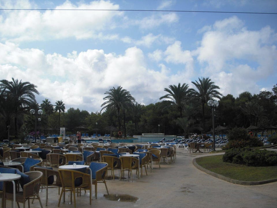 Poolanlage mit vielen Sitzmöglichkeiten Hotel Exagon Park