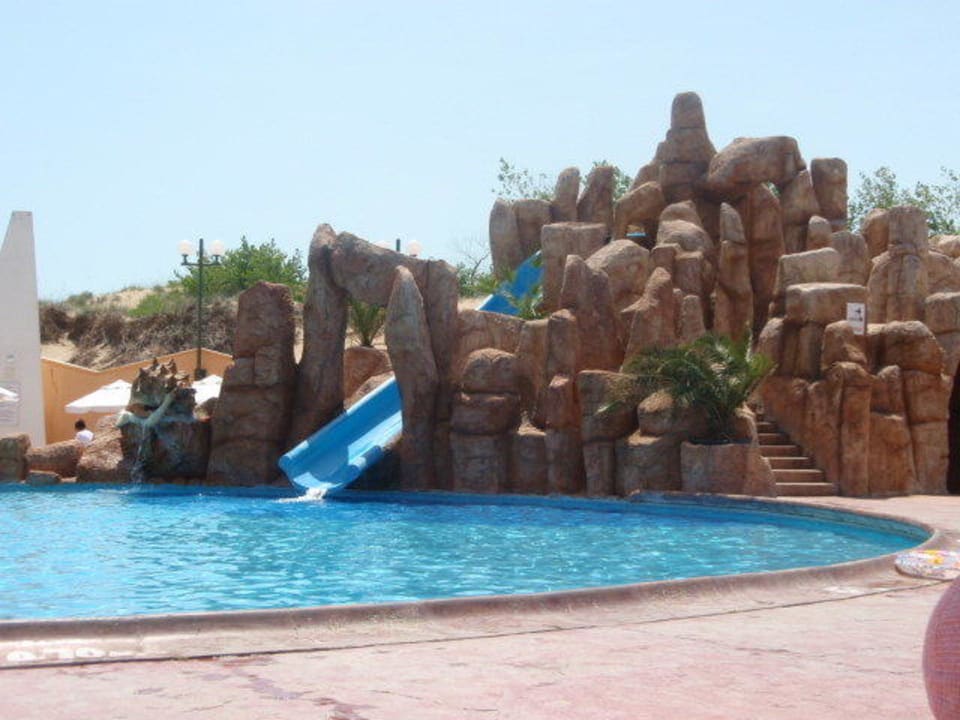 der Pool mit Rutsche Burgas Beach Hotel