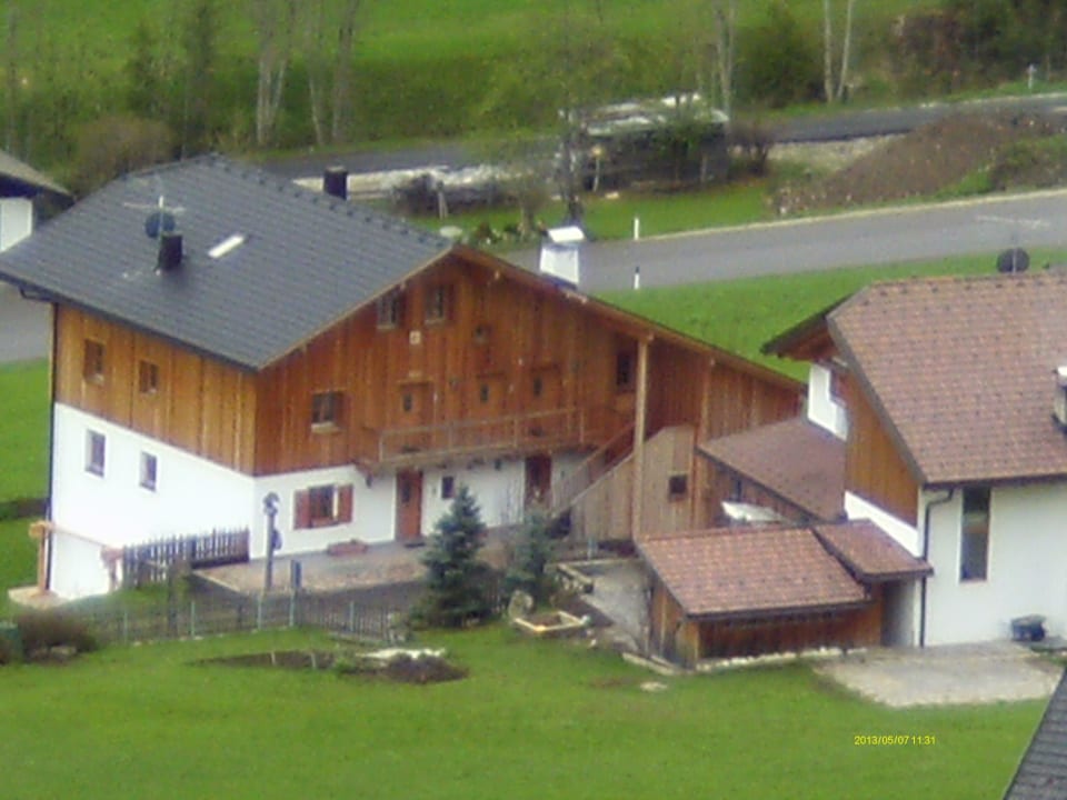 Haus vom Berg aus gesehen Ciasa Medalghes