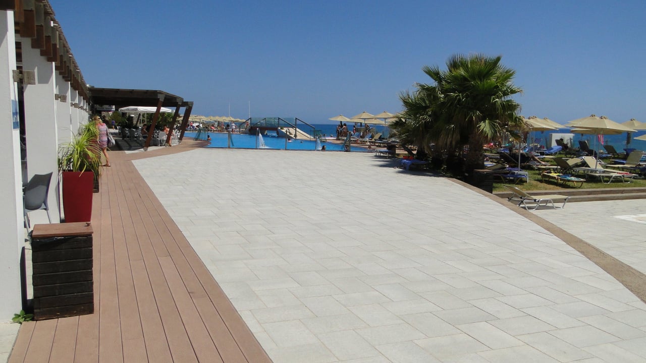 Prostor okolo bazénu Hotel Petra Mare