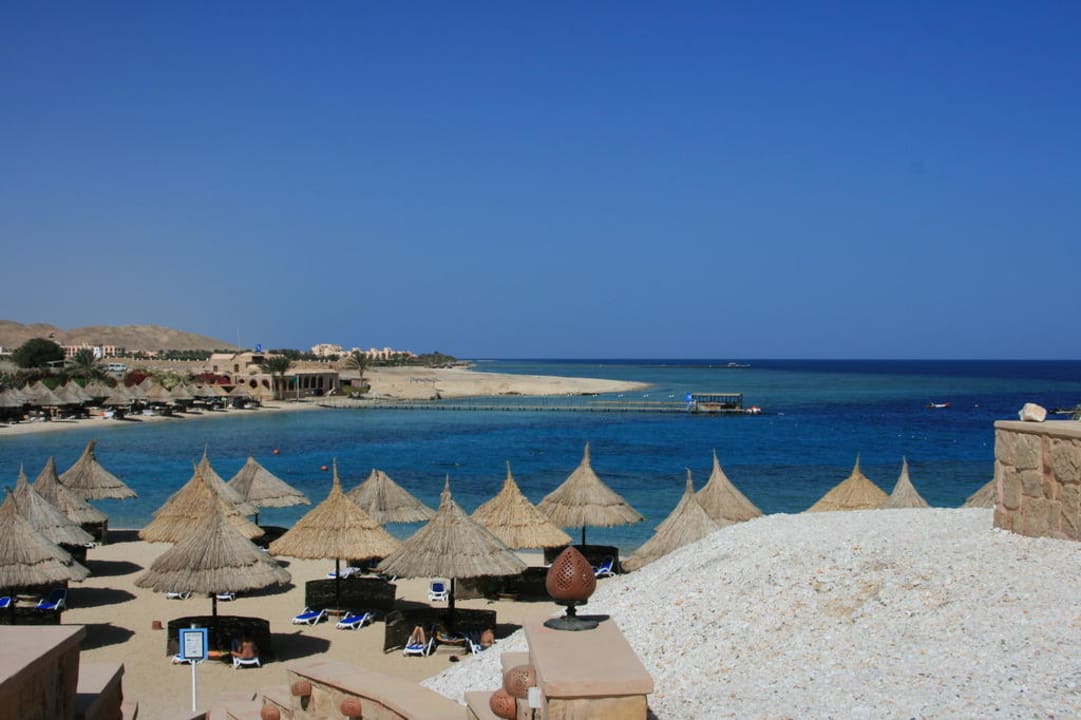 Blick vom Hotel auf den Strand  Mövenpick Resort El Quseir