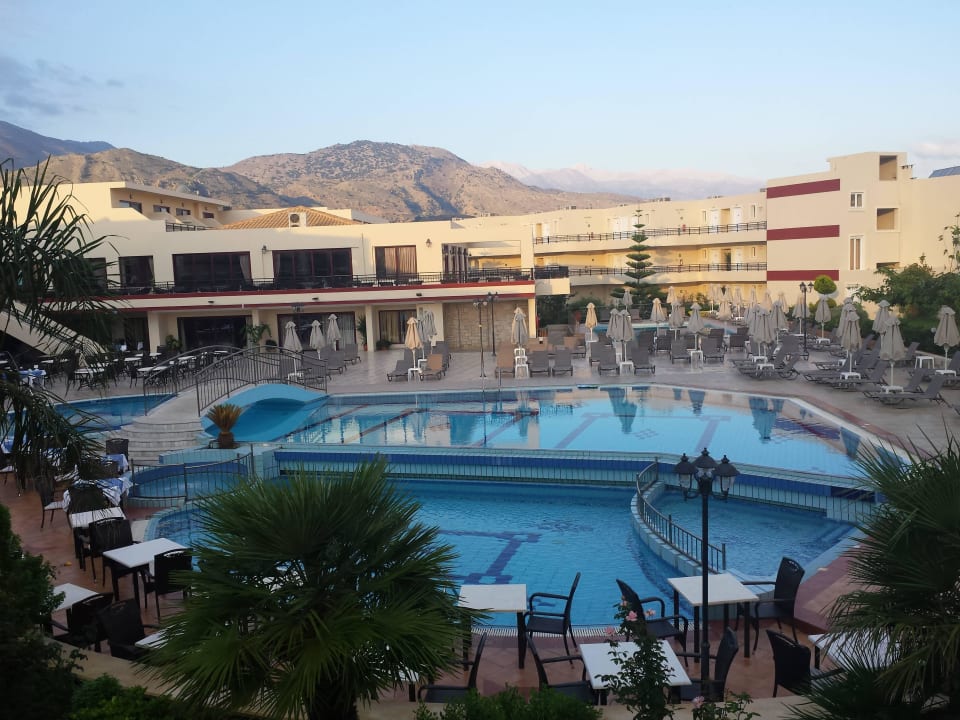 Blick auf Poolanlage Vantaris Palace