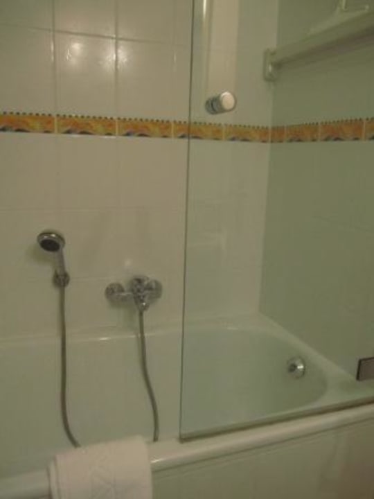 Badewanne mit Dusche Apartmenthotel am Leuchtturm