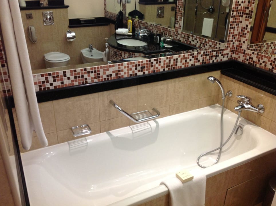 Bad in Zimmer 2702 Fairmont Dubai