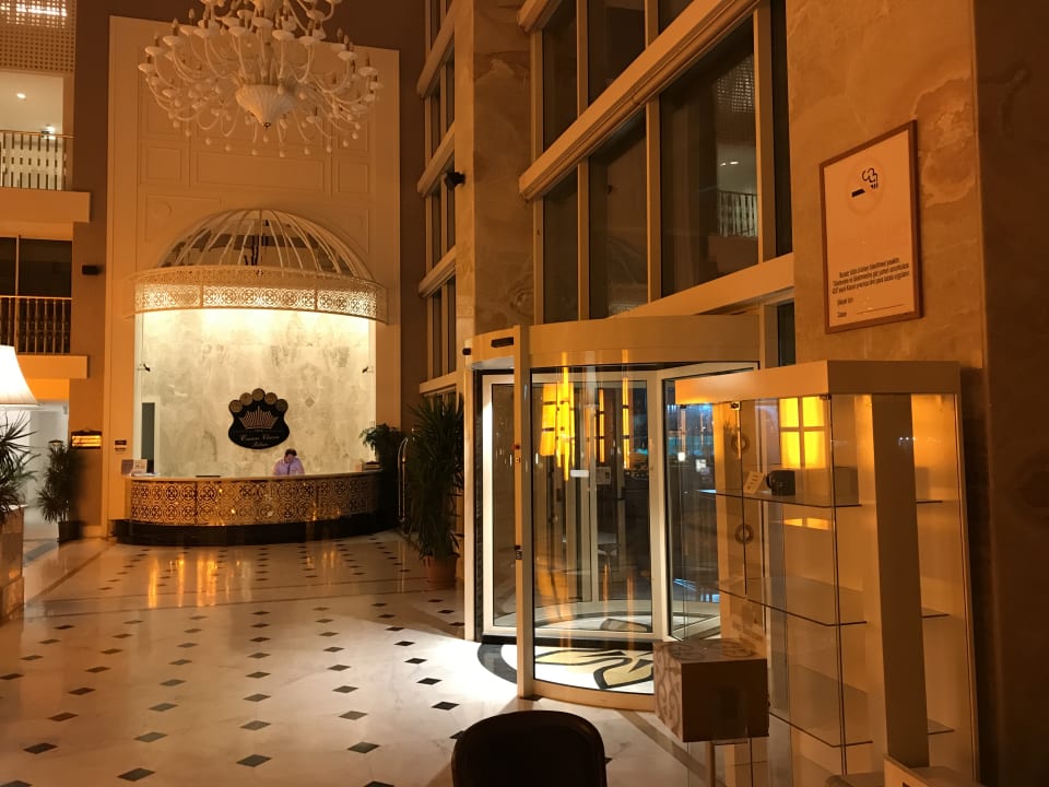 Lobby Well Palace Side