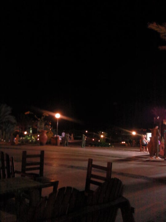 Platz vor dem Hauptrestaurant Hotel Hauza Beach Resort