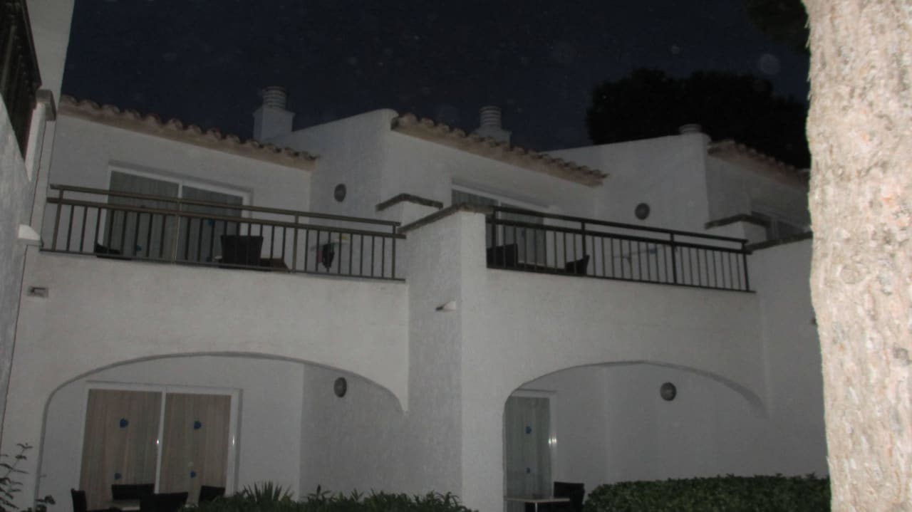 Apartments vom Garten aus bei Nacht Grupotel Los Príncipes Apartments & Spa