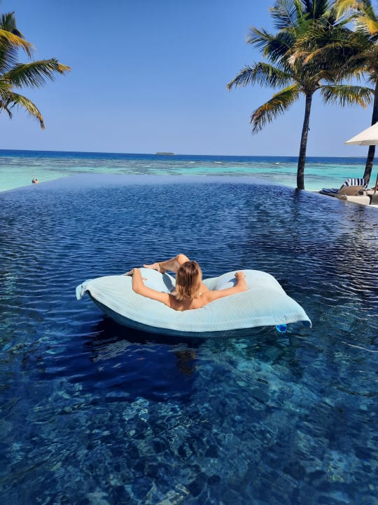 Pool Kuredhivaru Resort and Spa, Maldives