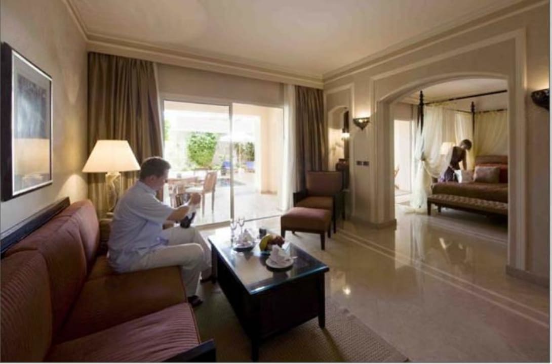 Wohnzimmer mit Ausblick aufs Schlafzimmer Hotel JAZ Makadi Star & Spa