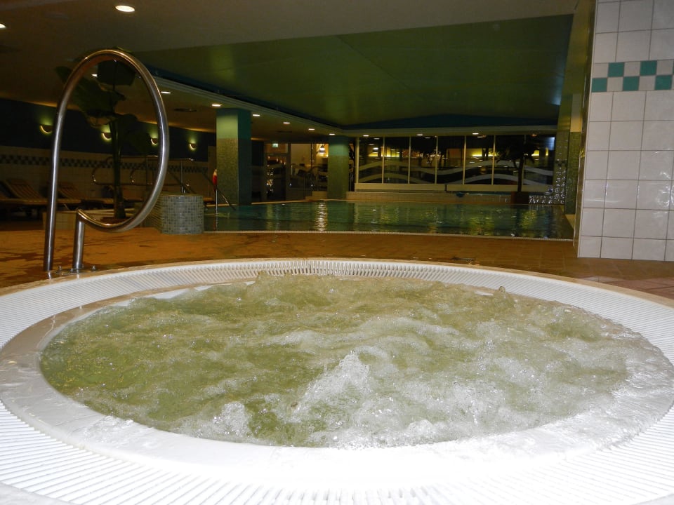 Pool innen Hilton Dresden