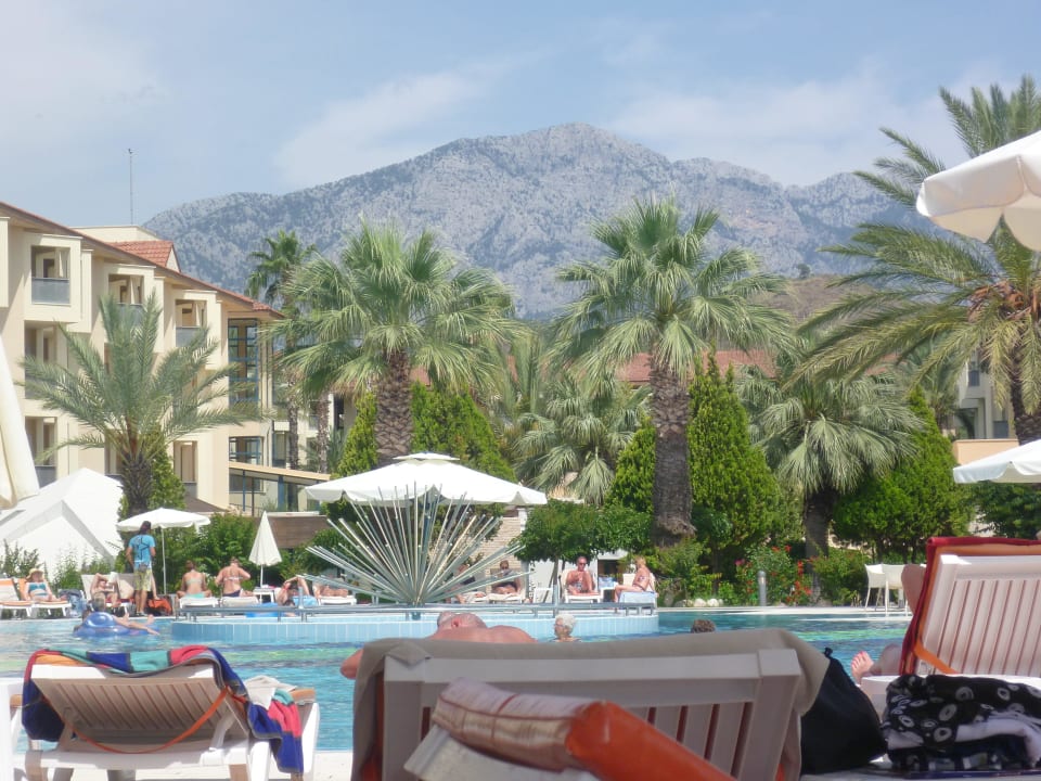 Ausblick vom Pool auf das Taurus-Gebirge Le Jardin Resort