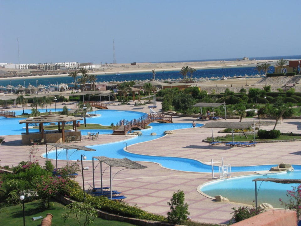 Widok na baseny Malikia Resort Abu Dabbab
