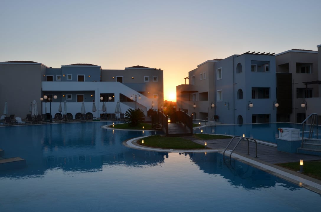 Wohnblocks am Relaxpool Atlantica Marmari Palace