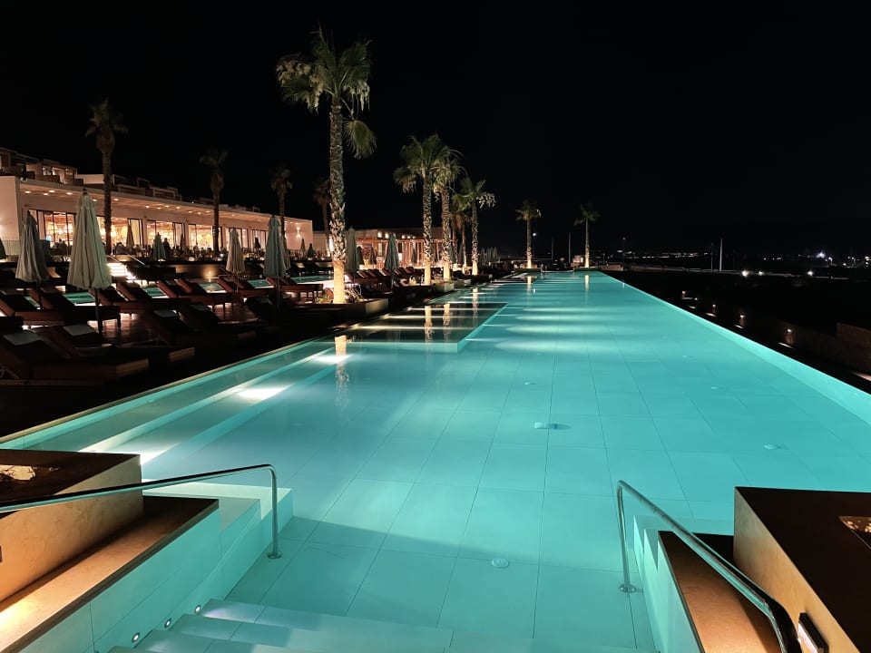 Pool The Royal Senses Resort, Curio Collection by Hilton