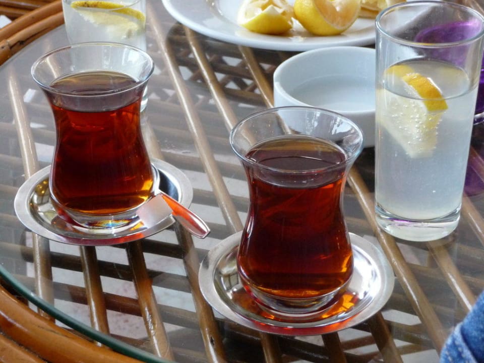 Der berühmte türkische Schwarztee Hotel Grand Efe