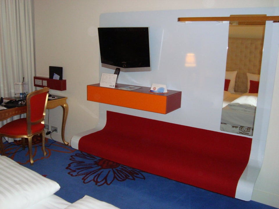 Kitschiges Medienpanel Radisson Blu Hotel Frankfurt
