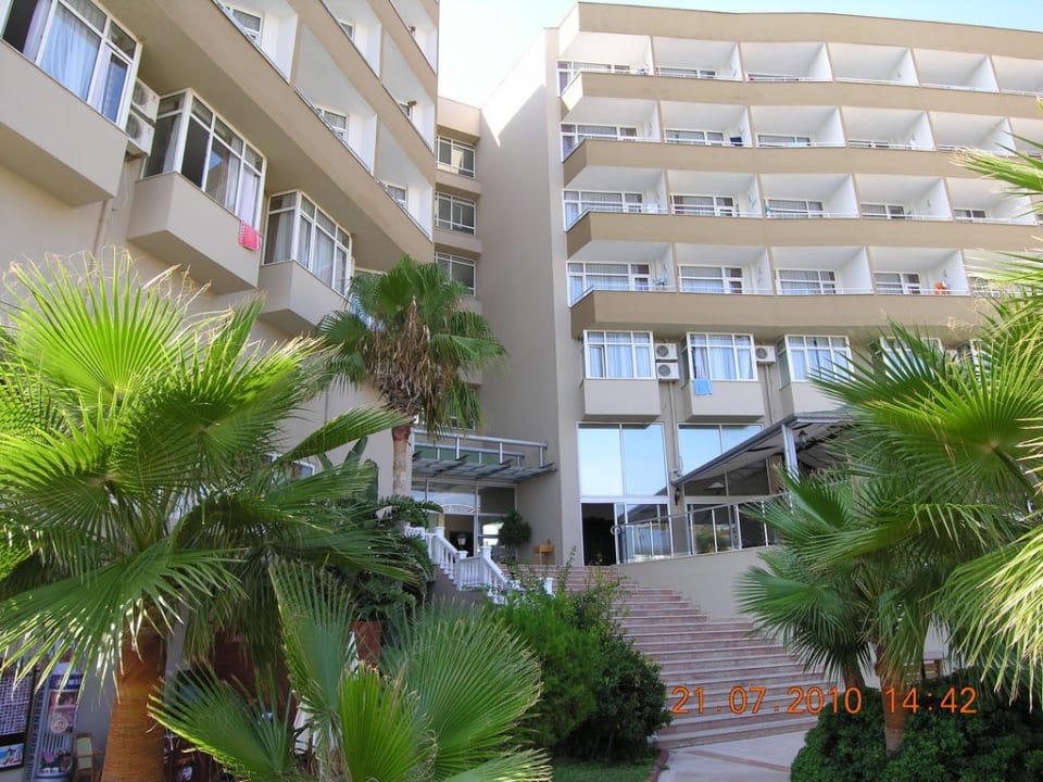 Das Hauptgebäude von der Meeresseite Mira Meridia Beach Hotel