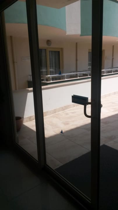 Der Blick auf den Balkon aus der Rezeptionshalle Side Breeze Hotel