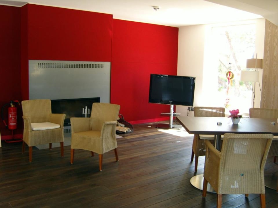 Das Kaminzimmer mit Fernseher. Hotel Windschur