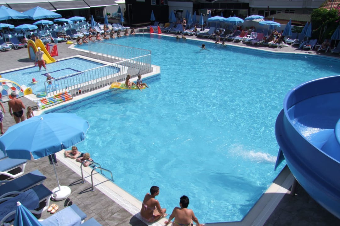 Blick auf die Poolanlage Avena Resort & Spa