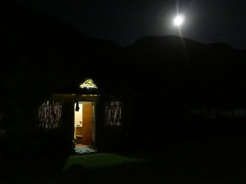 Der Bungalow bei Nacht Tropical Lodge