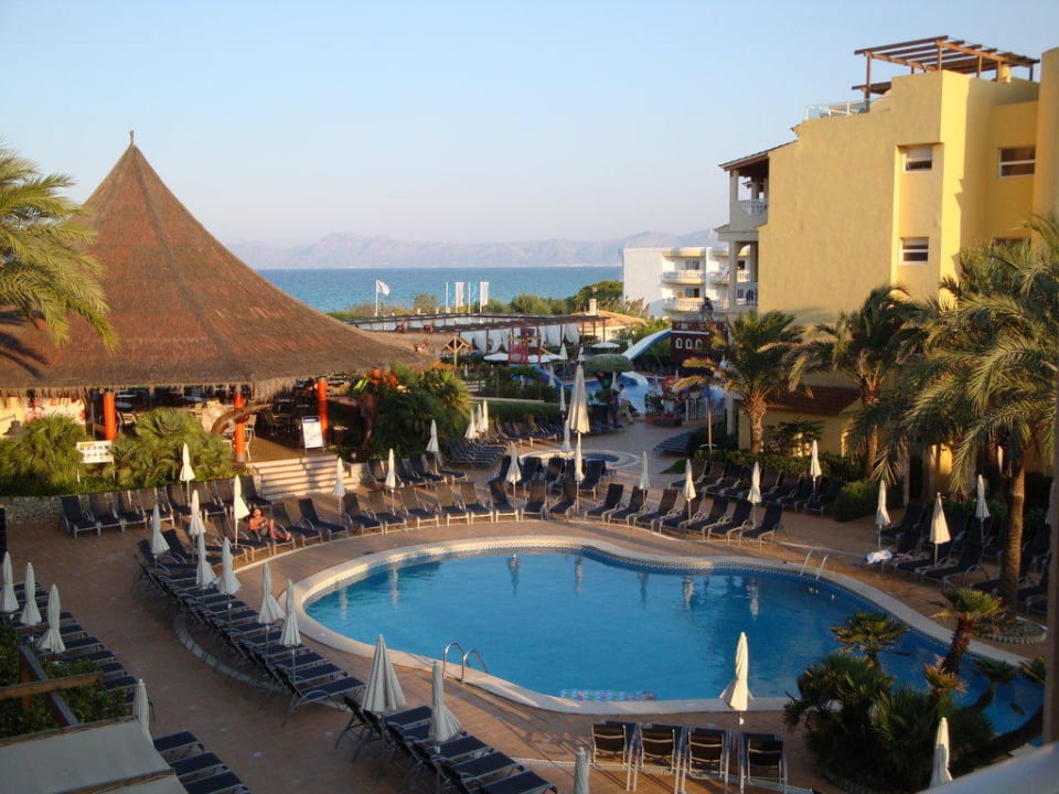 Blick auf Pool kurz vor Sonnenuntergang  Zafiro Bahia