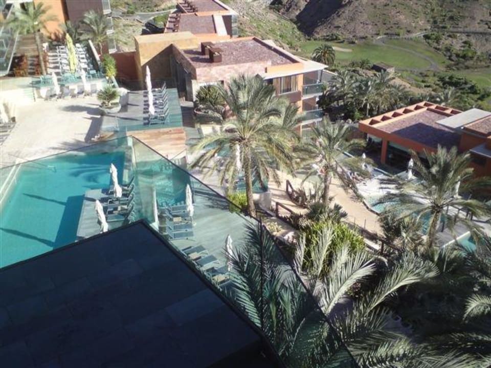 Blick auf die stufigen Poolanlagen Salobre Hotel Resort & Serenity