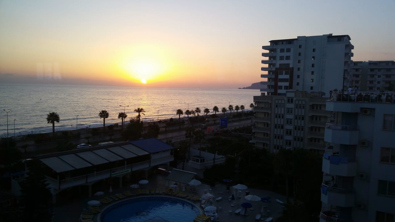 Ausblick vom Balkon am Abend Senza Grand Santana Hotel