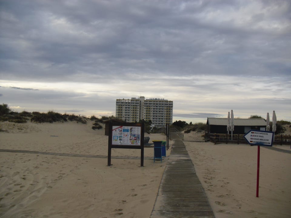 Holzsteg zum Hotel  Ozadi Altura Beach Resort