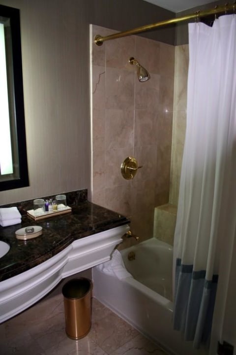 Blick auf die Dusche The James Hotel New York NoMad