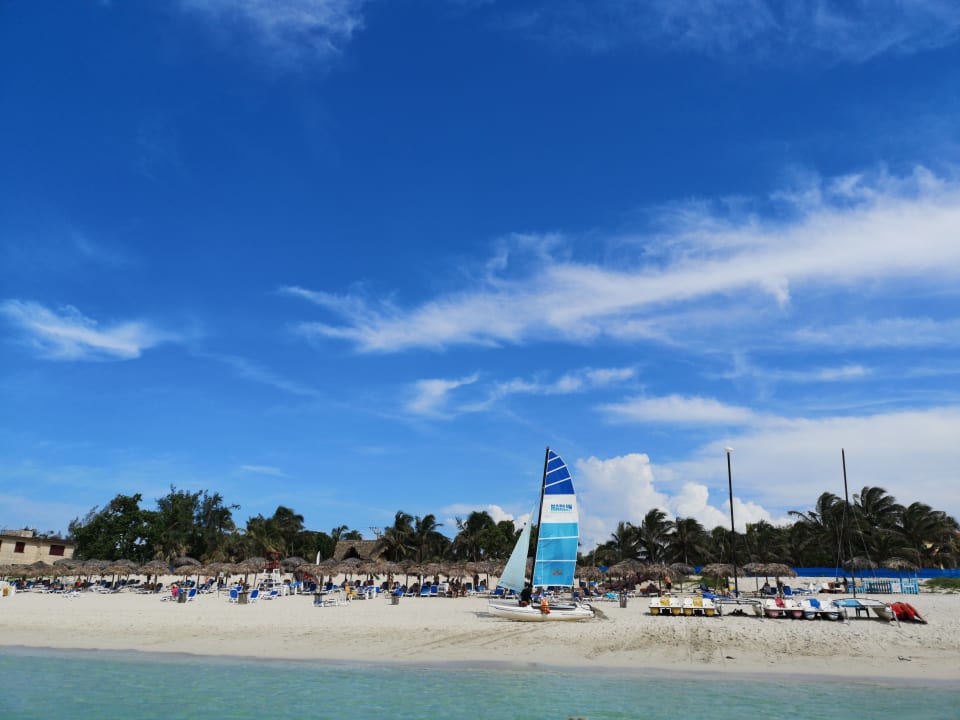 Blick auf den Hotelstrand vom Wasser aus Hotel Roc Barlovento