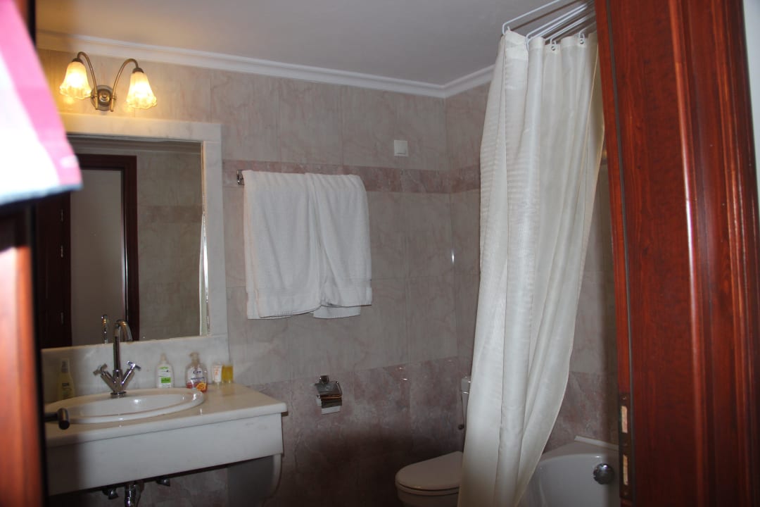 Blick ins geräumige Badezimmer Hotel Epavlis