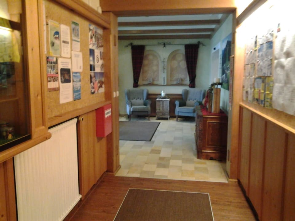 Empfang mit Infomaterial Hotel Waldfrieden