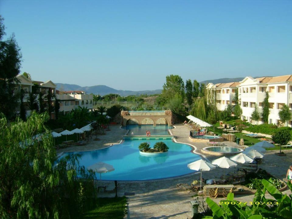 Swimmingpool in der Hotelanlage Hotel Bitzaro Grande