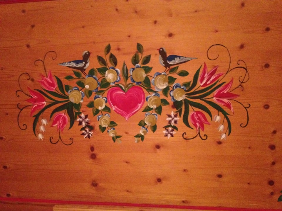 Holzbetten mit Bauernmalerei Apartmenthaus Mattenhof